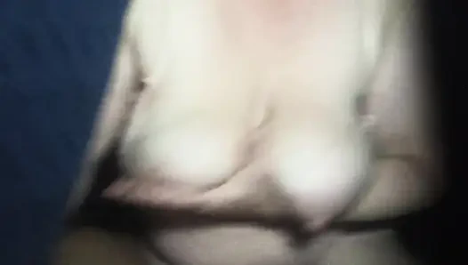 Blowjob lezat untuk suamiku, di bawah selimut