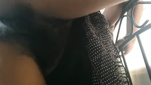Tante seksi dengan memek aduhai ini ngentot sambil nungguin dientot - close up