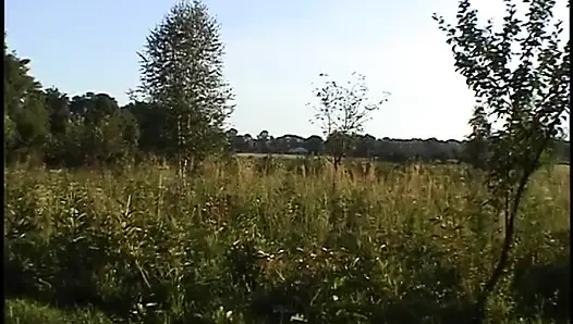 Грудастая зрелая блондинка мастурбирует киску игрушкой и бурит ее бананом