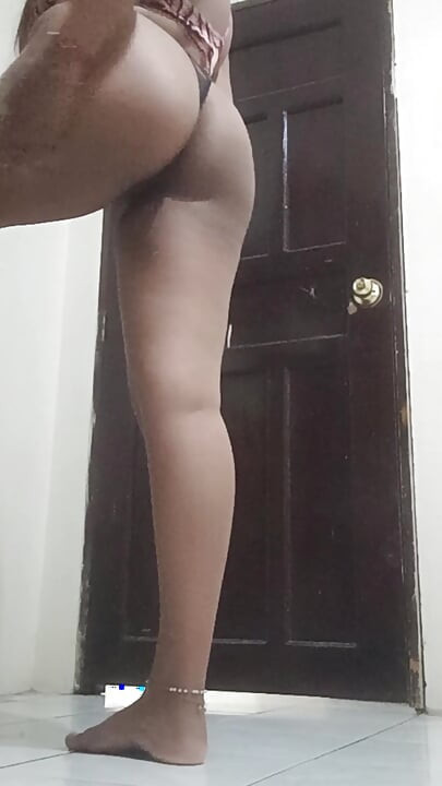 Meine tante nackt, zieht sich in ihrem zimmer um.