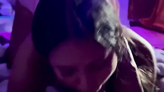 Adik tiriku membangunkanku dengan blowjob yang luar biasa dan crot di mulutnya.