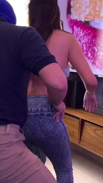 SCHLANKES HOTWIFE WIRD IM GANGBANG GEFICKT, IHR CUCKOLD IST DABEI | Clip 1