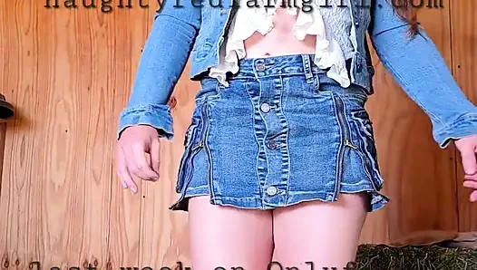 Kızıl saçlı kız çiftliğin her yerinde kendini deli gibi sikiyor