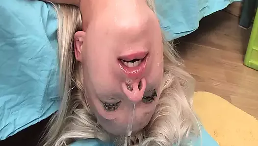 Une jolie blonde prend le gros pénis au fond de sa gorge