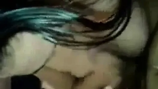 Une femme indienne fait une branlette avec éjaculation