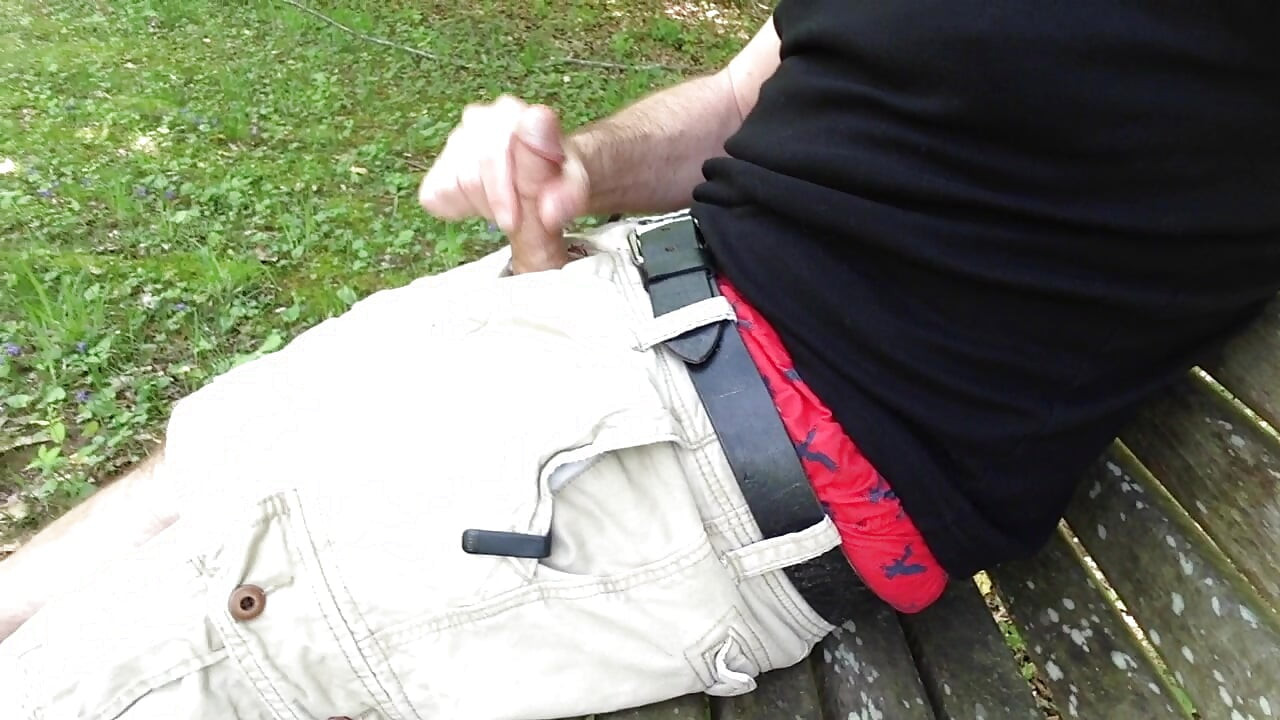 Spuszczam się na stojąco, POV na twoją twarz. Szarpię się w publicznym parku na ławce. Werbalna masturbacja. Pełne wideo.