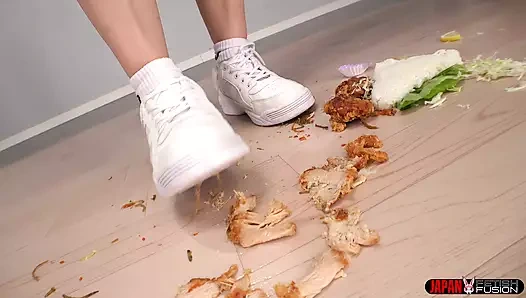 Hinami Ishikawa игривая давка еды: наслаждение кроссовками и носками
