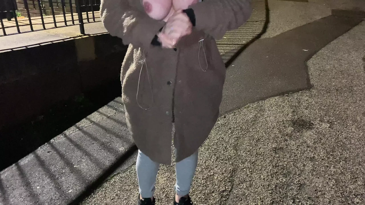 提供香烟在街上闪光和撒尿