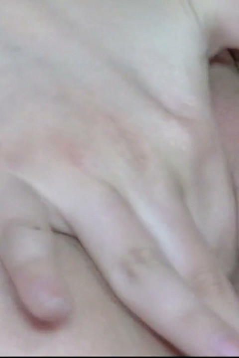 Solo tatovert blond tysk kvinne med naturlige pupper striper på casting med aldersforskjell
