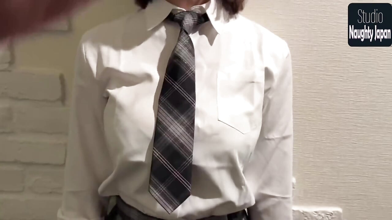 Unerwarteter tittenjob und mutiges finish mit vollbusiger uniform-freundin, wilde Chemie vor der kamera erwischt 1.