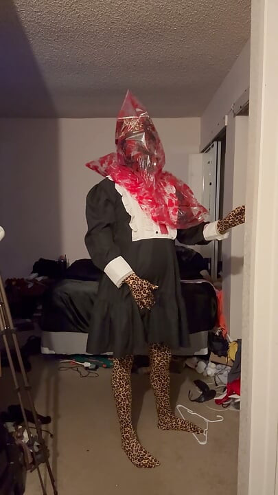 Ihana Zentai-nukke pukeutumassa ja hauskaa