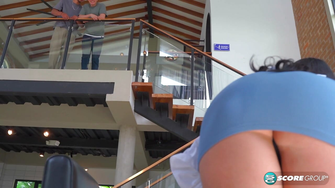 Sexy latina mucama Stella Osorio se folla a dos jóvenes