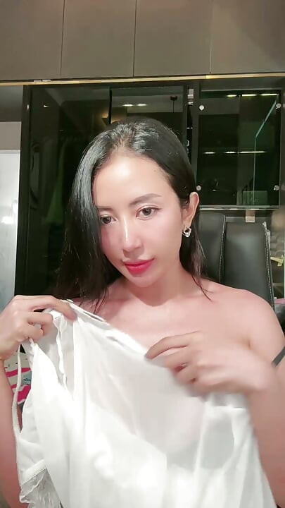 CHICK LIKES TO CUM IN PUBLIC, VIDEO CALL SWIPE PUSSY