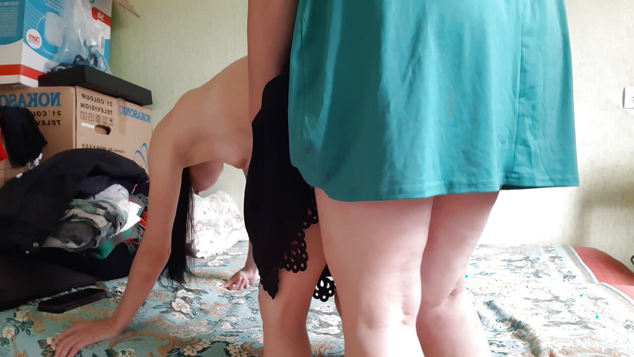 Äitipuoleni käytti minuun strap-onia ja nussi minua kovasti koiratyyliin