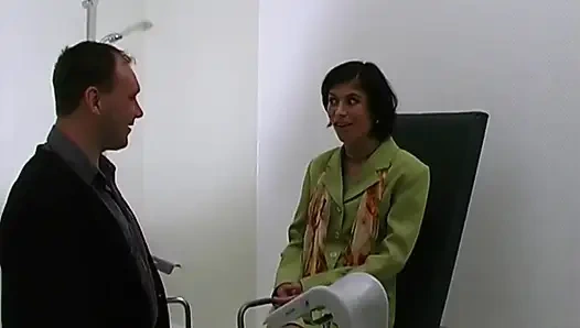 Огромная большая клизма и большой хуй сексуальной французской крошки