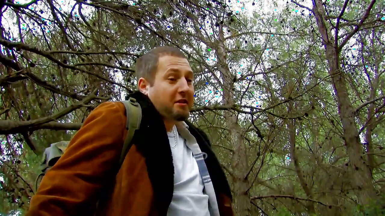 Pizdă de fată tatuată futută și supt de pulă în pădure