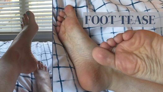 Na cama com meus pés descalços e mianyx azul fresco, fetiche por pés e dedos dos pés provocando