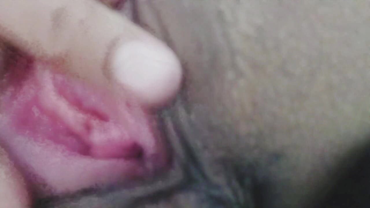 Sozinho em casa eu me masturbo desejando um pau grande na minha buceta