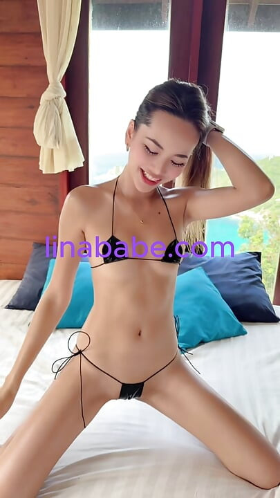 Cô bé nghiệp dư một mình chạm vào bộ ngực của cô ấy và lắc cái mông khổng lồ của cô ấy