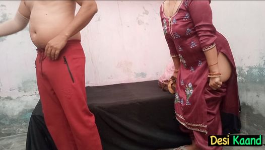 Madrastra y hijastro comparten una cama en el matrimonio de sus amigos y ambos están follando juntos