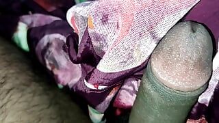 Paja de seda satinada porno - traje de satén indio, masturbación con la mano y semen (111)