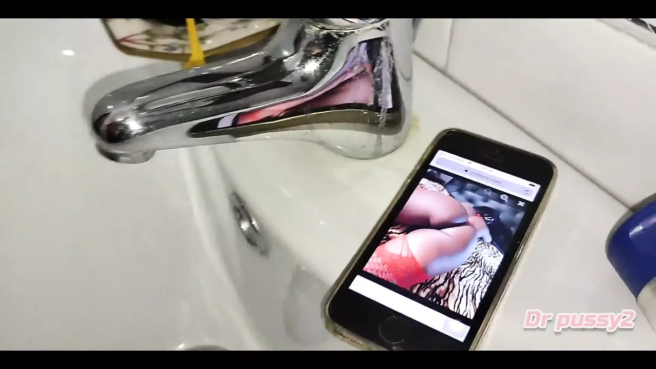 Dr Pussy2 - Gardener Discovers His Boss's Iphone and Goes to Masturbate in the Bathroom After Discovering Her Xvideos Page, Whil