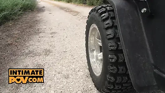 Megan Murkovski ve Jessie Ames golf günü yaramazlık yapıyor