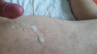 Cumming en mi pierna