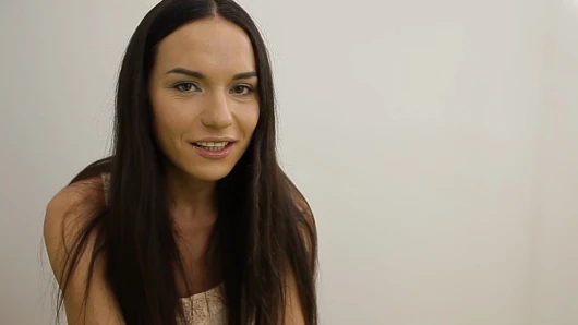 Kitana si cewek hot rambut pirang dengan melon besar lagi asik muasin lubang pantatnya pakai mainan seks