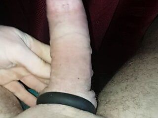 32 -jarige toont zijn lul met penisring voor zijn xhamstervrienden