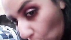 Menina paquistanesa saira chupando meu pau no boquete no carro do paquistanês