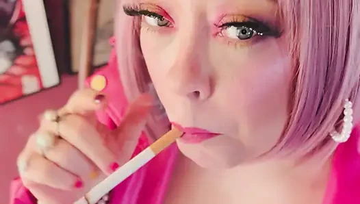 Sevgilin Tina Snua, senin için sevimli görünüyor ve sigara içiyor - omi ome snap inhles smoke rings