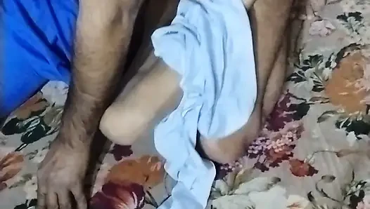 Güzel liseli kız erkek arkadaşıyla sert sikiliyor