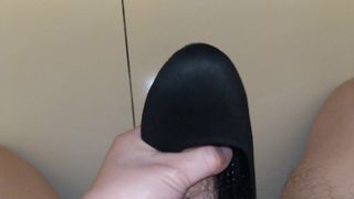 Kurwa i sperma w czarnych płaskich butach sąsiada