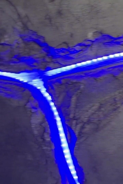 La pobre sumisa carcelaria es follada por el chico de la máscara en su celda