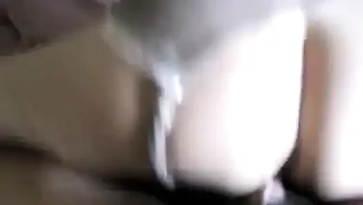 Olgun sarışın parmaklanıyor ve sonra sikiliyor