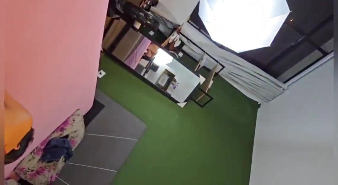 Kvinna med en tam cuckold