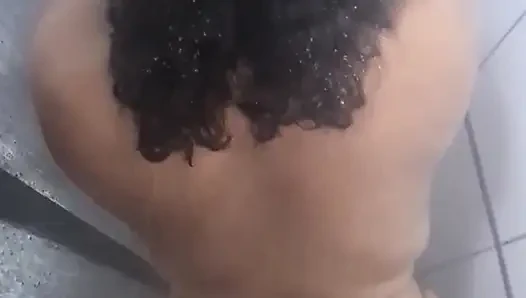 Ibu tiriku minta aku mandi!