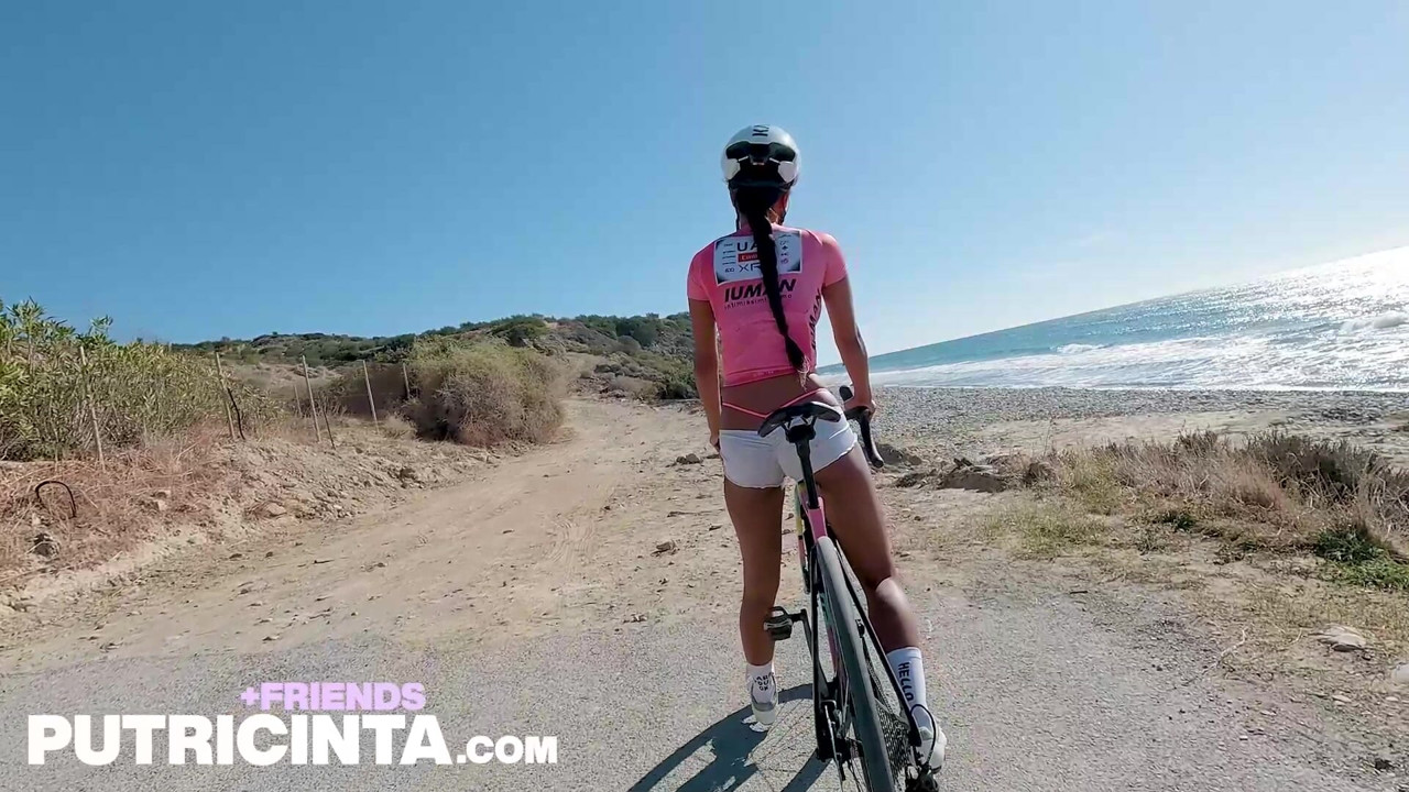 Egzotyczna laska Putri Cinta dostaje się nago na plaży po jeździe na rowerze