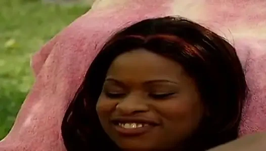 Pasangan kulit hitam pantat besar menjilati memek di taman