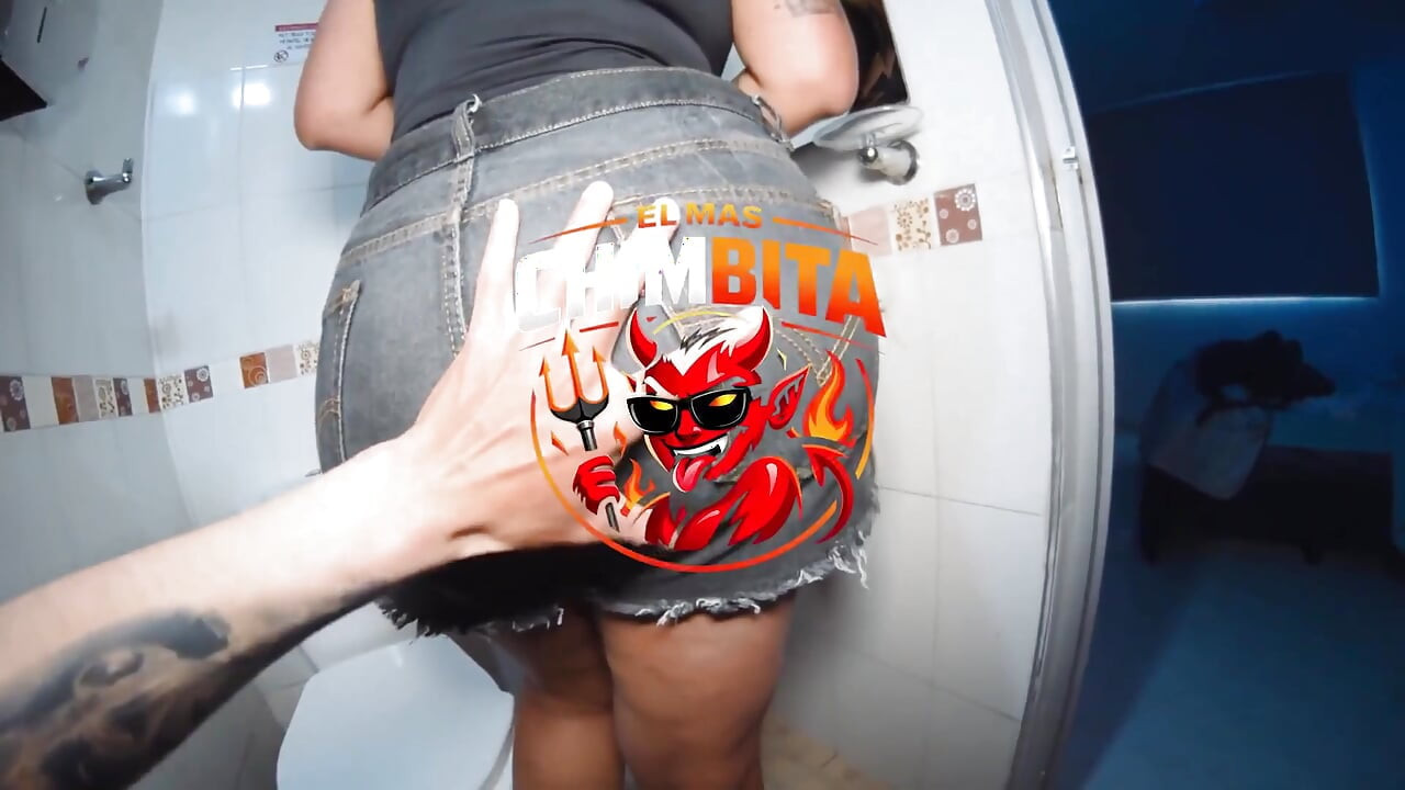 我的女友是42歲的成熟哥倫比亞派薩紋身，我們去汽車旅館操她的大屁股