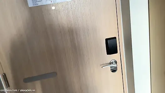 Sex date mit heißer lokaler tinder-hure. Sie ist nur für den schwanz hier