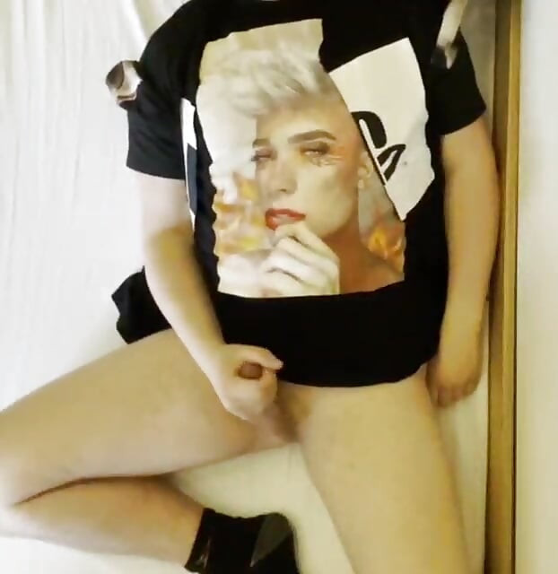 I'm tearing tshirts again and have to jerk off