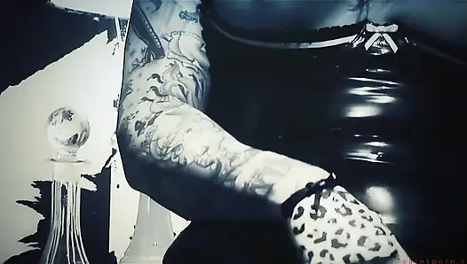 Tallulah tease dövmesine döl alıyor