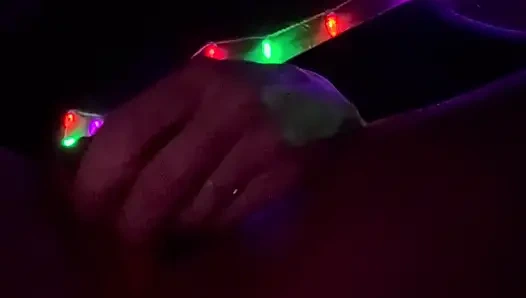 Alt kız pembe oyuncakla kendini tatmin ediyor