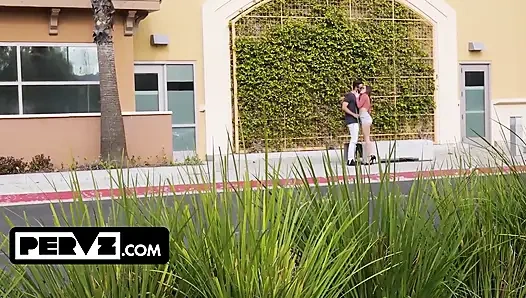 Подозрительный бойфренд устанавливает ловушку, чтобы увидеть, если Katie Kush будет изменять с Люком