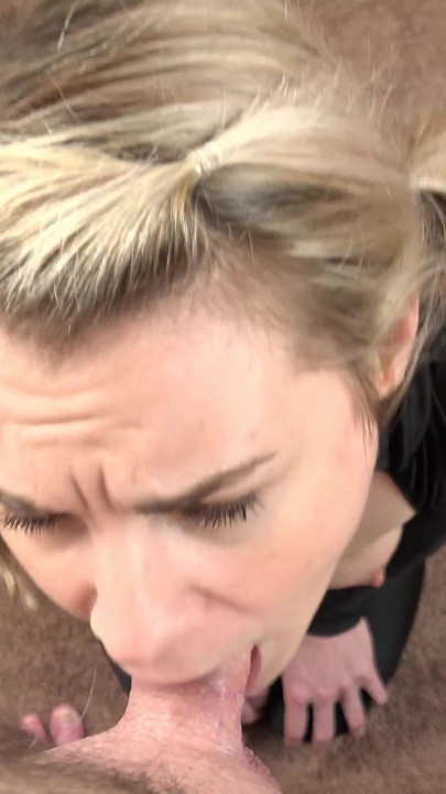 Den frække blondine Ray Ray Ray er iført en slutty sort catsuit til at sutte noget pik