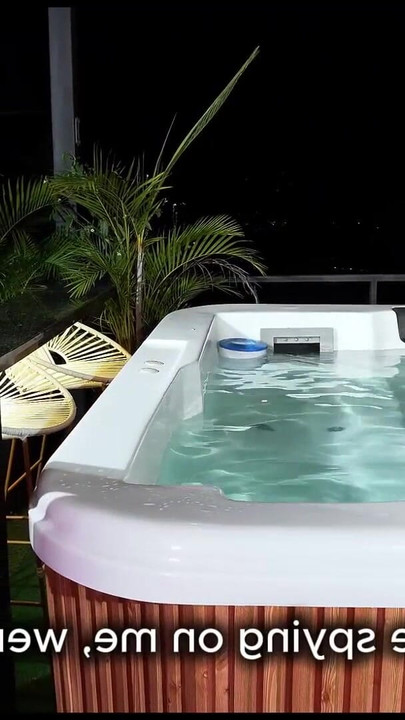 Melany Latina jebe se s najboljim prijateljem svog dečka u jacuzziju | Isječak 1