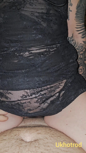 Seksi žena jaše moj kurac i igra se sa svojom pičkom da bi sebe svršila | Klip 1