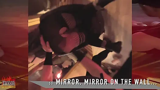 Cermin, cermin di dinding - siapa yang punya pantat paling berair dari mereka semua?